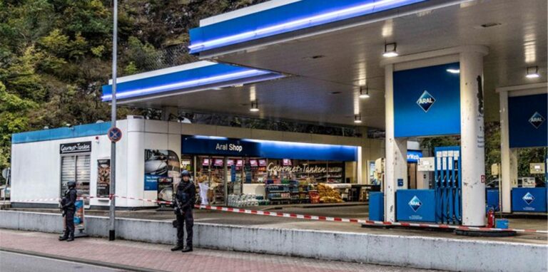 Polizisten sichern am frühen Morgen die Tankstelle, in der ein 49-Jähriger einem 20 Jahre alten Verkäufer in den Kopf geschossen haben.