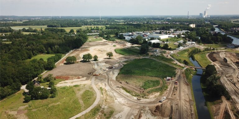 Emscherland 2020 war einst der Titel für diese Riesen-Baustelle im Umfeld von Rhein-Herne-Kanal und Emscher in Henrichenburg. Unter anderem wird hier die Brücke „Sprung über die Emscher“ gebaut.