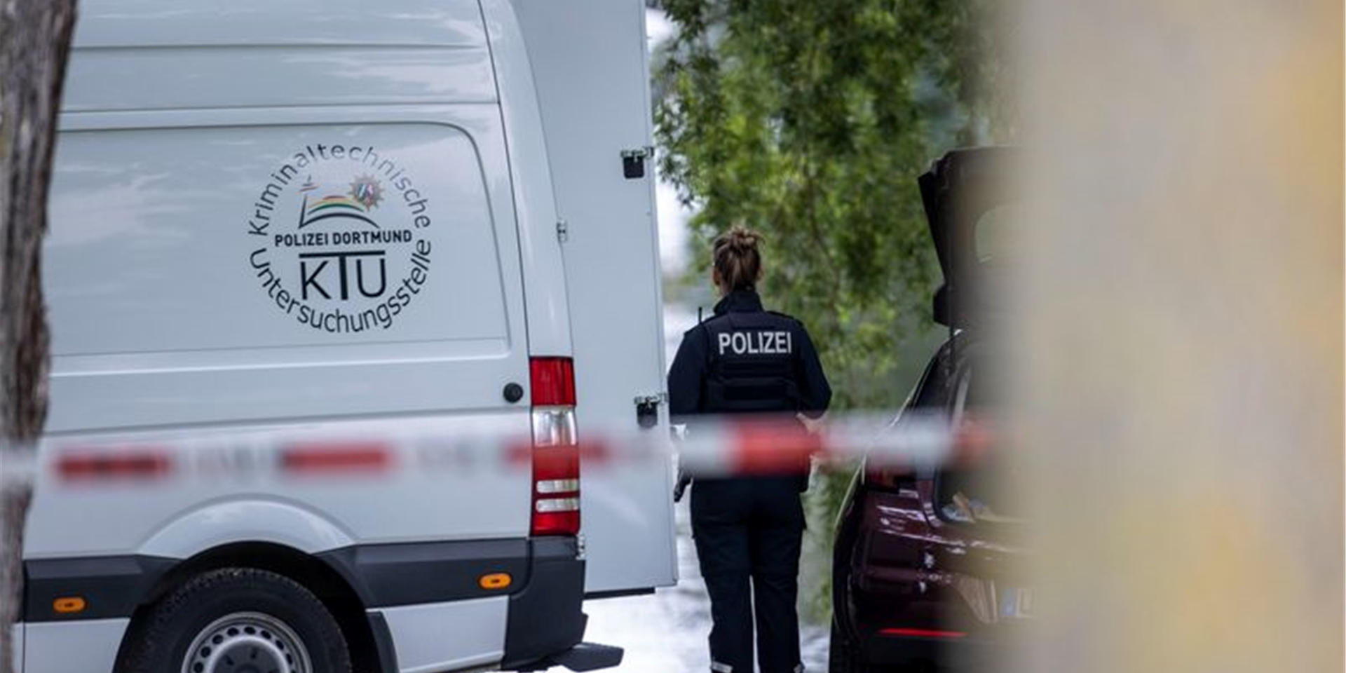Einsatzkräfte der Mordkommission gehen nach dem Fund einer Frauenleiche den Ermittlungen nach.