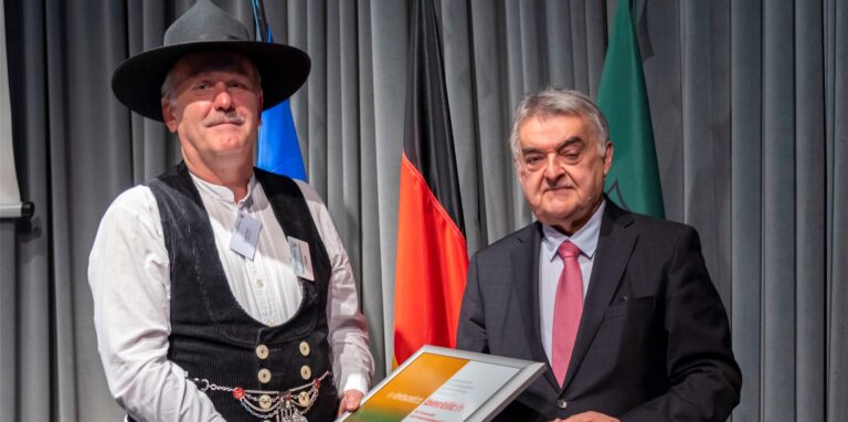 Innenminister Herbert Reul zeichnete Zimmermeister Georg Rohlf in Düsseldorf aus.