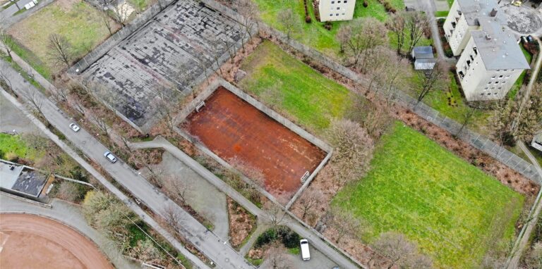 Ganz oder teilweise auf diesen Sportflächen an der Backumer Straße ist aktuell das neue Gerätehaus für den Löschzug Scherlebeck angedacht. Unten links ist der Sportplatz von BWWL zu sehen, oben links die Kita „Villa Kunterbunt“ und oben rechts die angrenzende Wohnbebauung.