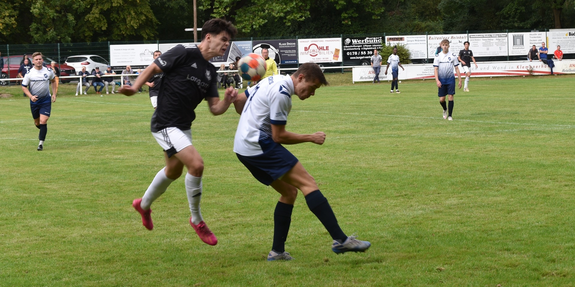 Brachte den SV Hochlar 28 in Führung: Lukas Bretthorst (r./im Duell mit Ahsens Niklas Laudahn).