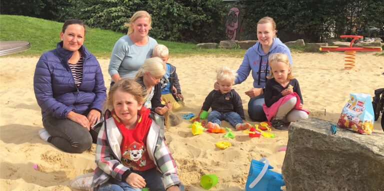 Tasja Galant, Katja Loos und Anke Hinners kamen im Herbst 2021 mit ihren Kindern Lenia, Mia und Jan und Marit und Benno zum Spielplatz an der Waldenburger Straße.