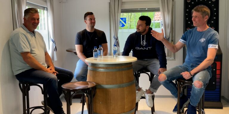 Die Gesprächsrunde im Vereinsheim von BWW Langenbochum: (v.l.) Henry Schoemaker (SC Marl-Hamm), Alexander Glembotzki (TuS 05 Sinsen), Nassir Malyar (BWW Langenbochum) und Sebastian Schneider (Medienhaus).