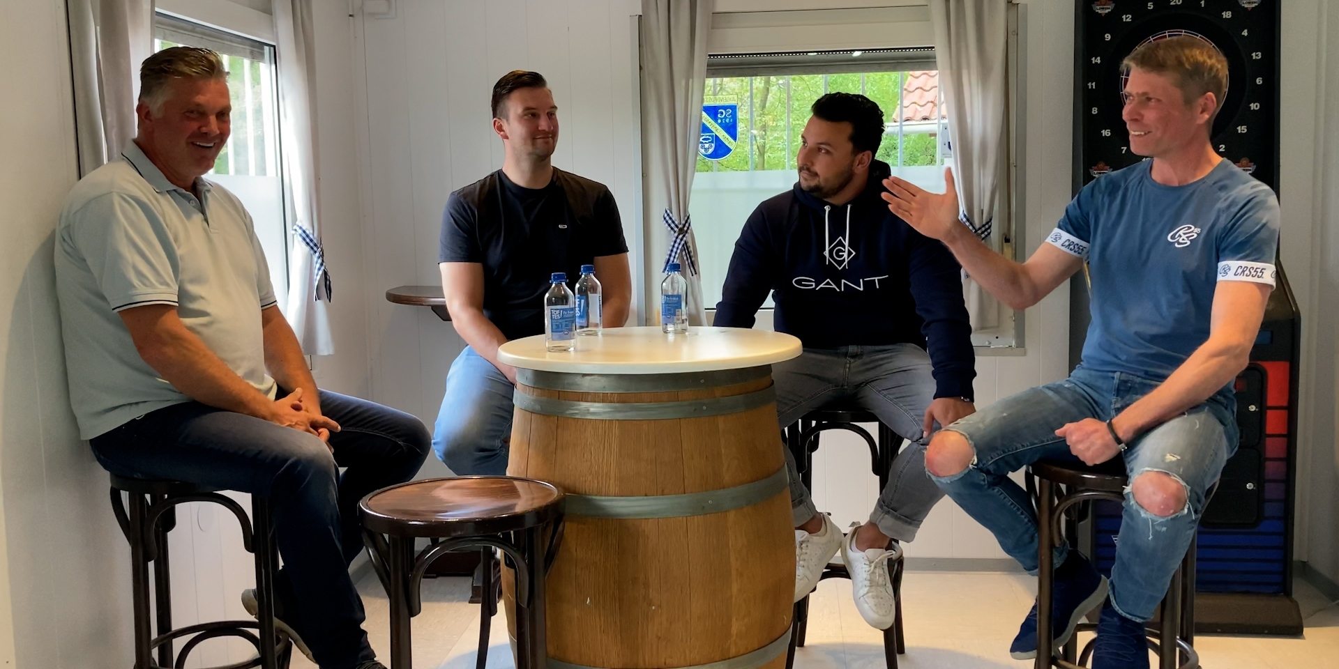 Die Gesprächsrunde im Vereinsheim von BWW Langenbochum: (v.l.) Henry Schoemaker (SC Marl-Hamm), Alexander Glembotzki (TuS 05 Sinsen), Nassir Malyar (BWW Langenbochum) und Sebastian Schneider (Medienhaus).