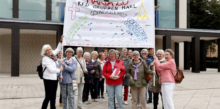 Eine der KFD-Gruppen versamelte sich am Theater und ging von dort zum Creiler Platz.