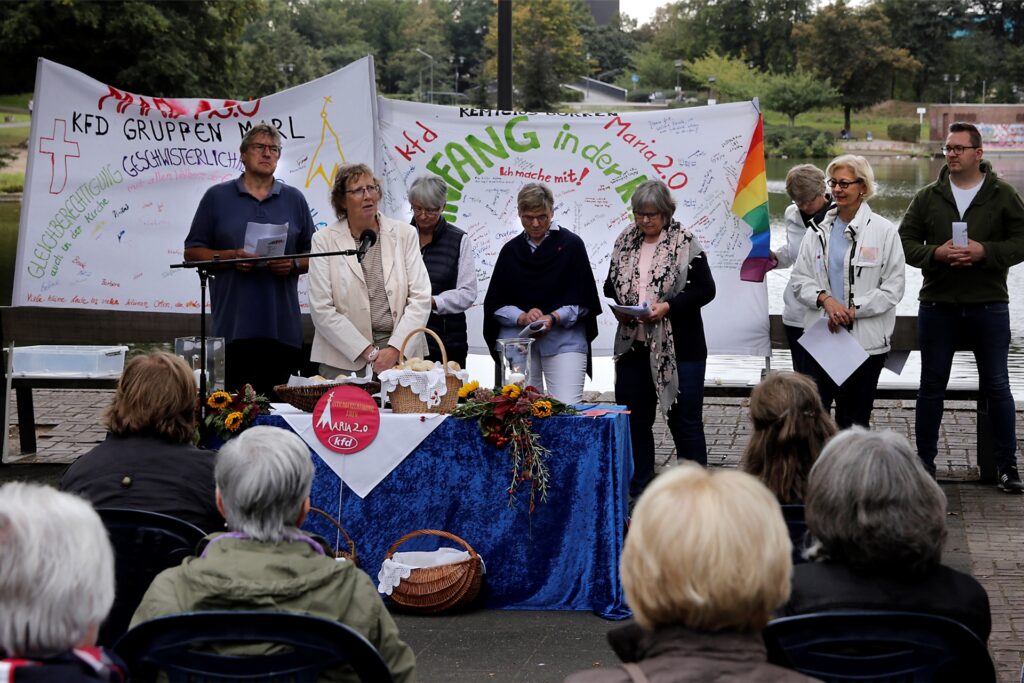 Pastoralreferentin Ute Albrecht (am Mikrofon) leitete den Gottesdienst auf dem Creiler Platz.