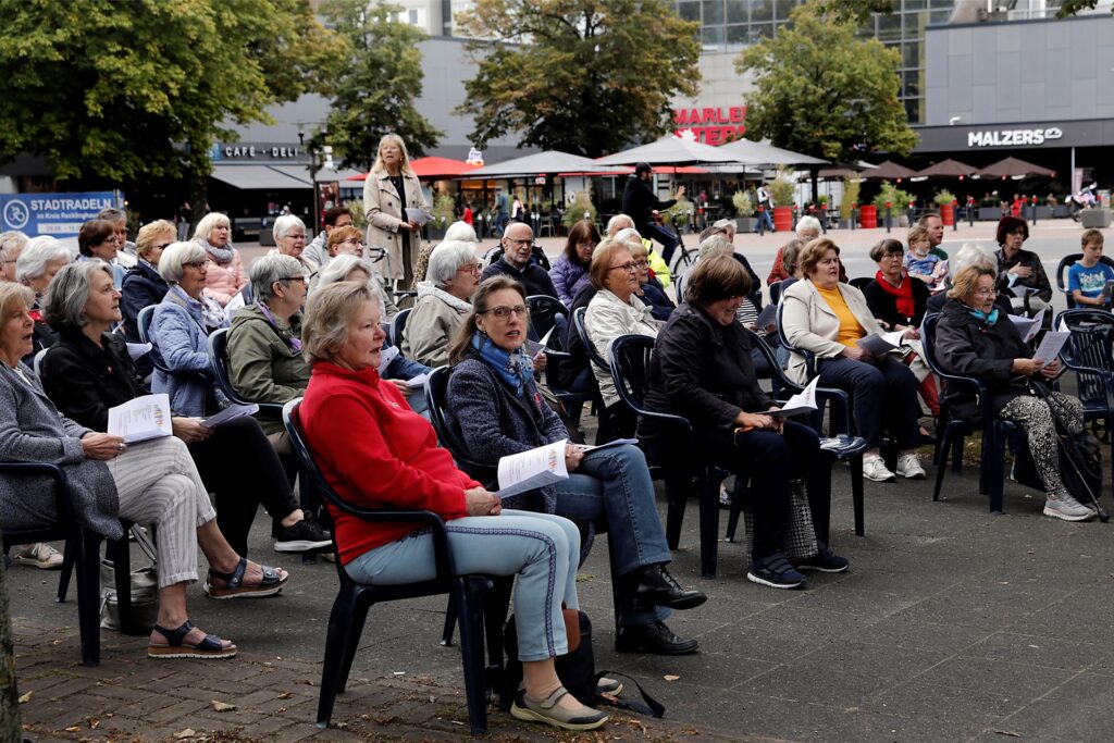 Gemeinsam feierten die Frauen (und einige Männer) auf dem Creiler Platz Gottesdienst.