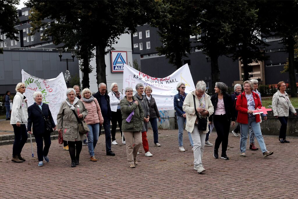 Sternförmig gingen die Frauen zum Gottesdienst auf dem Creiler Platz.