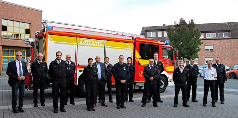 Bürgermeister Matthias Müller und Feuerwehrleiter Stefan Lammering (v.l.), sowie Stadtkämmerer Oliver Lind (6.v.l.), Andreas Schulte Sasse, stellvertretender Kreisbrandmeister (r.), und Roland Schulz von der Personalverwaltung (2.v.r.) gratulieren den Jubilaren der Hertener Feuerwehr, die seit zehn und 25 Jahren Mitglieder sind.