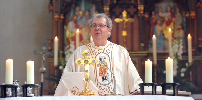 Pfarrer Winfried Grohsmann bei seiner letzten Messe in St. Lambertus.