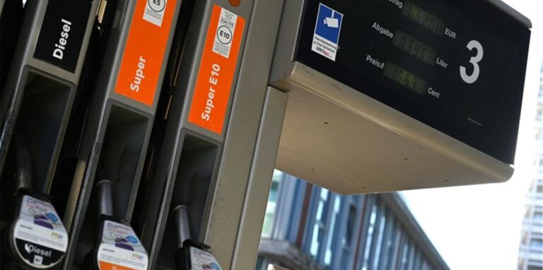 Ab Oktober soll ein Energiekostenvergleich an Tankstellen Autofahrer darüber informieren, wie viel sie mit einem anderen Antrieb zahlen müssten.