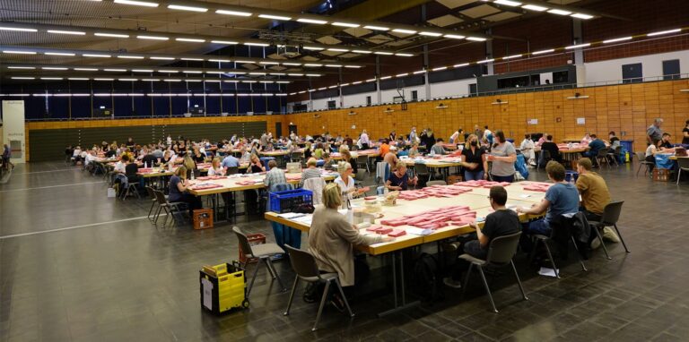 Die Helfer in der Europahalle in Castrop-Rauxel.