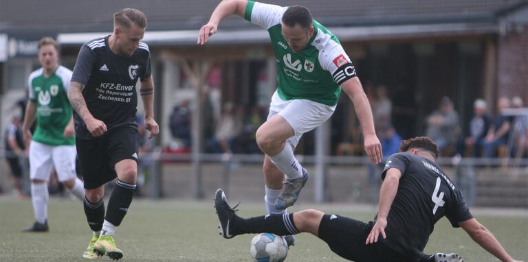 Sammy Katnik (M.) erzielte Dorstens Treffer, aber Alladin Khodr (Nummer 4) und die Löwen-Abwehr bekamen ihn immer besser in den Griff.