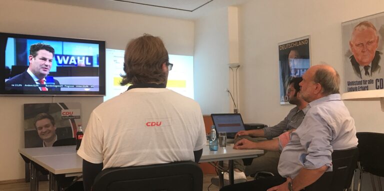 In Castrop-Rauxel verfolgen zunächst nur drei CDU-Politiker in der Geschäftsstelle der Partei die ersten Prognosen.