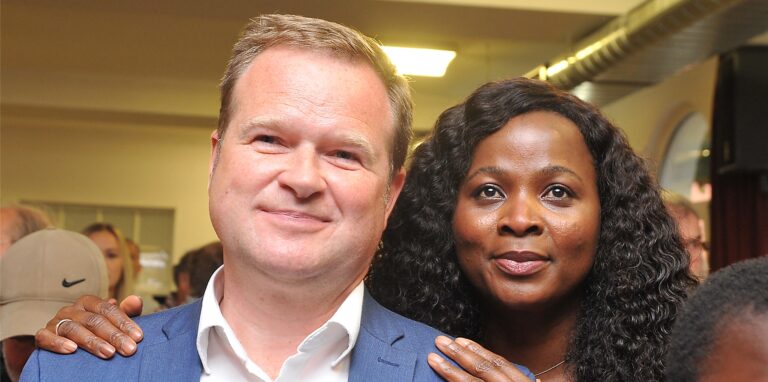 Frank Schwabe feiert den Wahlsieg zusammen mit seiner Frau.