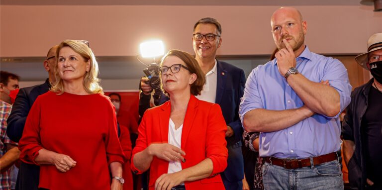 Hatten Grund zum Strahlen: Die SPD-Kandidaten Sabine Poschmann (l.) und Jens Peick mit der Dortmunder Parteichefin Nadja Lüders, im Hintergrund Oberbürgermeister Thomas Westphal.