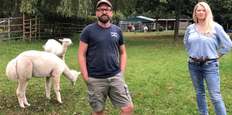Martina Hosse-Dolega und Daniel Hischke bieten tiergestützte Trauerbegleitung und hoffen auf finanzielle Unterstützung durch eine Spendenaktion.