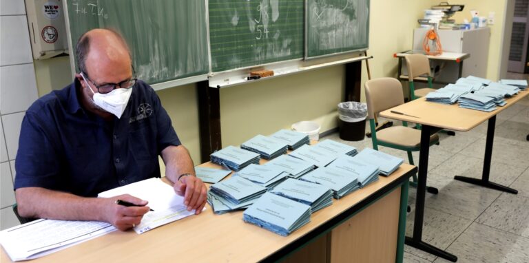 Die Briefwahlunterlagen waren in den Klassenräumen der Hauptschule vorsortiert worden. Hier sichtet Hermann Neukirchen die Unterlagen aus dem Wahlbezirk 90.0.