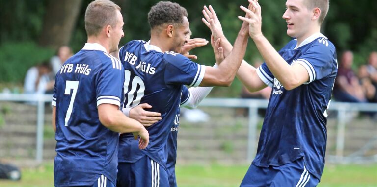 In den vergangenen Wochen sah man dieses Bild häufiger: Der VfB Hüls jubelt über einen Treffer in der Bezirksliga.