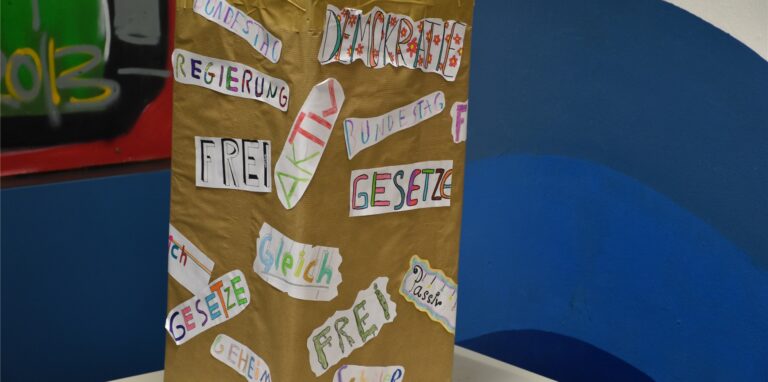Eine Wahlurne der U18-Wahlen, die Schüler der 5. und 6. Klassen an der Alexander-Lebenstein-Schule gebastelt haben.