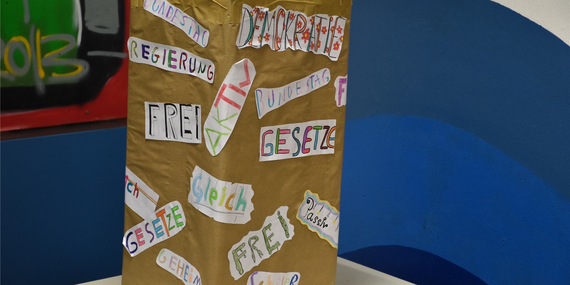 Eine Wahlurne der U18-Wahlen, die Schüler der 5. und 6. Klassen an der Alexander-Lebenstein-Schule gebastelt haben.