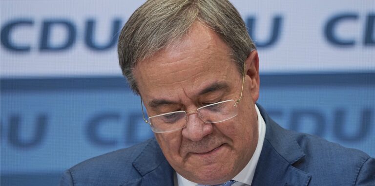 Nach dem schlechten Wahlergebnis gibt es Forderungen, dass Unionskanzlerkandidat Armin Laschet zurücktreten soll.