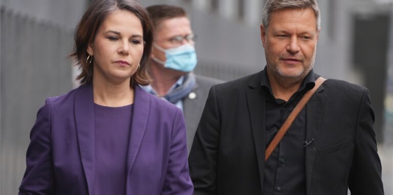 Annalena Baerbock, Spitzenkandidatin und Bundesvorsitzende von Bündnis 90/Die Grünen, und Robert Habeck, Bundesvorsitzender von Bündnis 90/Die Grünen