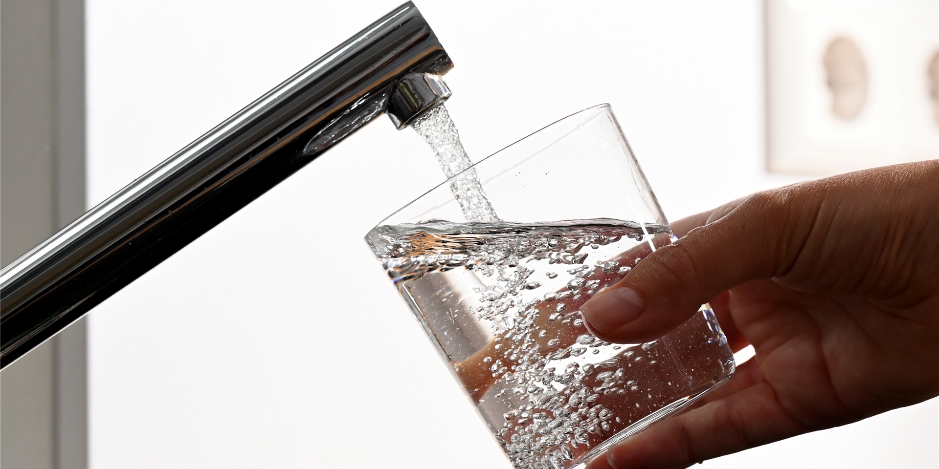 So soll Trinkwasser aussehen. In Castrop-Rauxel war es in einigen Haushalten am Freitagmorgen anders. Dann kursierte eine Warnmeldung bei WhatsApp.