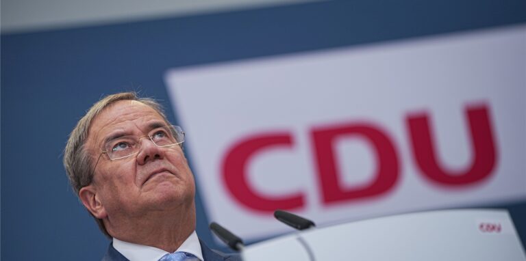 CDU-Kanzlerkandidat Armin Laschet gibt eine Pressekonferenz nach den Gremiensitzungen der Partei nach der Bundestagswahl 2021 im Konrad-Adenauer-Haus.