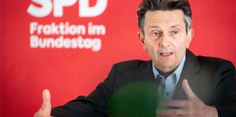 Rolf Mützenich, Vorsitzender der SPD-Bundestagsfraktion, gibt ein Pressestatement zu Beginn der Sitzung der Bundestagsfraktion seiner Partei.