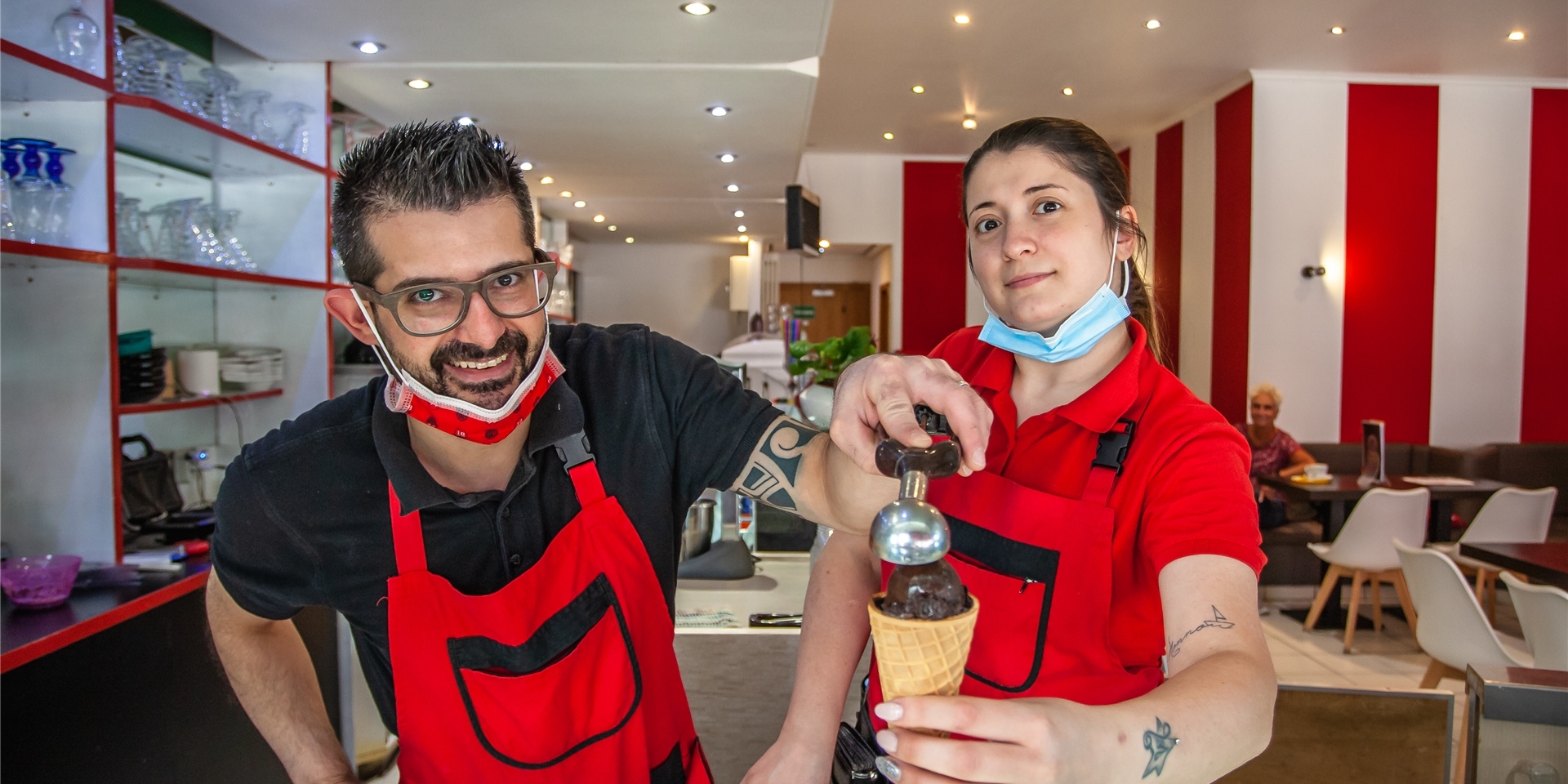 Daniele und Michela Littaru stehen in ihrem Eiscafé in Datteln.