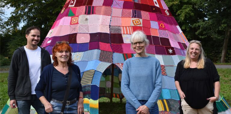 (v.l.) Henning Lagemann, Ulrike Baldauf, Ute Lennartz-Lembeck (Künstlerin) und Susanne Warnke (Organisatorin) haben viel Herzblut in das Tipi der Begegnung investiert.