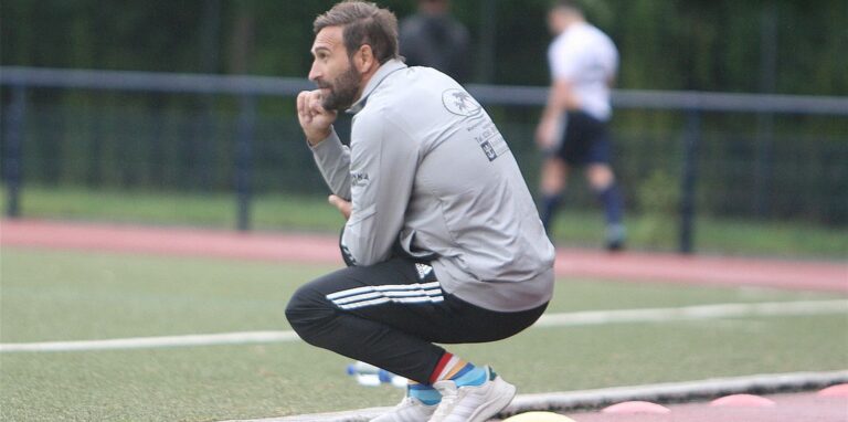 Elvir Saracevic und der VfB Hüls haben ihren Vertrag am Dienstagabend aufgelöst. Marco Jedlicka bereitet die Mannschaft zusammen mit Werner Platzer und Tobias Rantzow aufs Spitzenspiel am Sonntag gegen Dülmen vor.