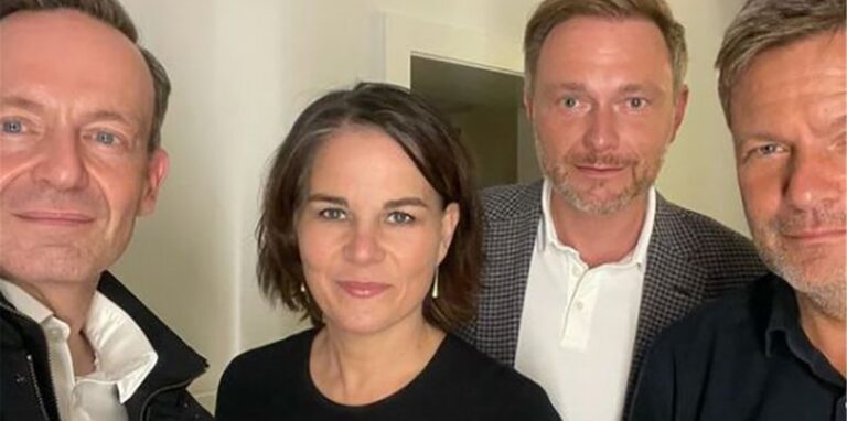 FDP-Generalsekretär Volker Wissing, Annalena Baerbock, Bundesvorsitzende von Bündnis 90/Die Grünen, der FDP-Vorsitzende Christian Lindner und Robert Habeck, Co-Bundesvorsitzender von Bündnis 90/Die Grünen (von links nach rechts).