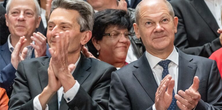 Rolf Mützenich (l), Vorsitzender der SPD-Bundestagsfraktion, applaudiert neben Olaf Scholz SPD-Kanzlerkandidat und Bundesminister der Finanzen bei einem Gruppenbild nach der Sitzung der SPD-Fraktion im Bundestag.