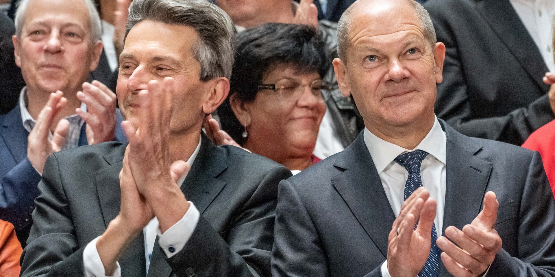 Rolf Mützenich (l), Vorsitzender der SPD-Bundestagsfraktion, applaudiert neben Olaf Scholz SPD-Kanzlerkandidat und Bundesminister der Finanzen bei einem Gruppenbild nach der Sitzung der SPD-Fraktion im Bundestag.
