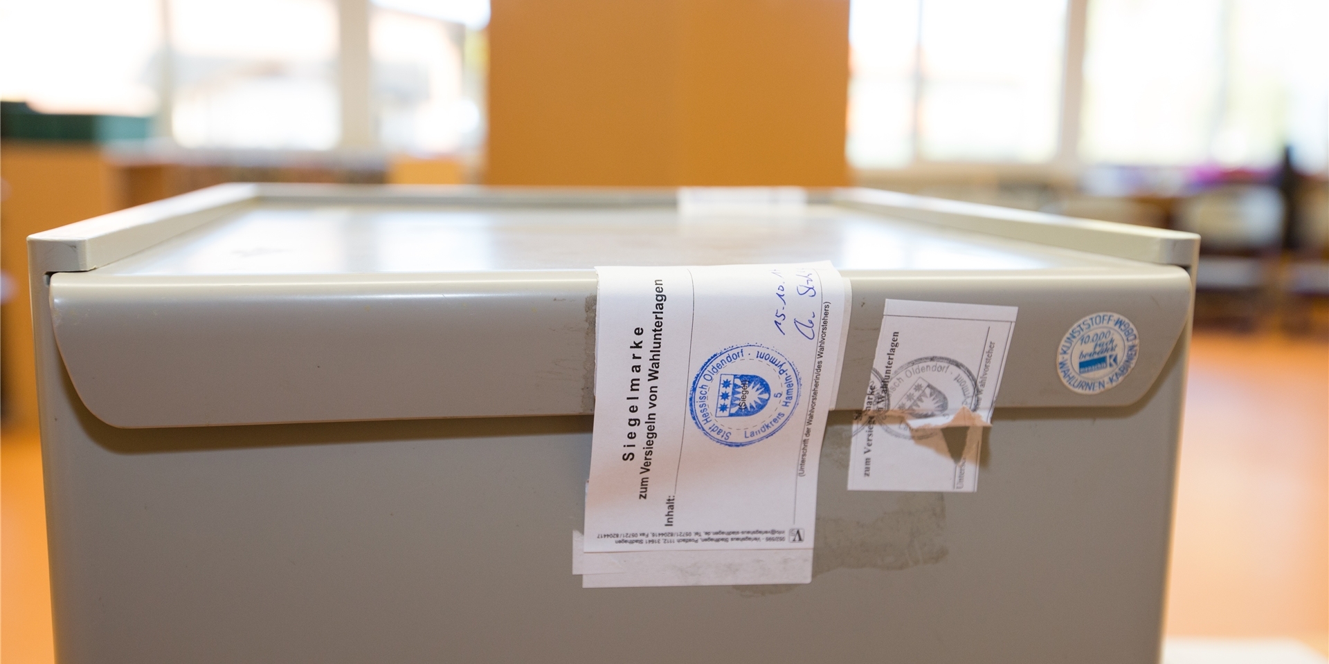 Zerstörte Siegel an Wahlurnen sollen ein Beweis für Wahlmanipulation sein. Was ist dran, an der Behauptung? (Symbolbild)