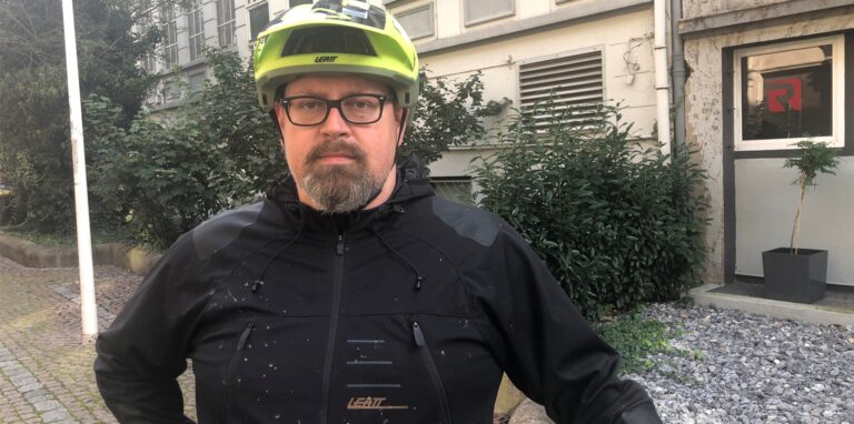 Verärgert: Florian Pätzold, Sprecher der Deutsche Initiative Mountainbike IG Ruhrgebiet, ist immer wieder mit seinem Mountainbike im Waldstück am Hammerkopfturm unterwegs. Deshalb entdeckte er die mutwillig geschaffene Gefahrenquelle dort.
