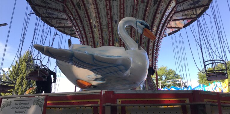 Letzte Putzarbeiten vor der Kirmes-Eröffnung am Freitag (1.10.): Der Boden von „Hartmanns Schwanenflieger“ wird gewienert.