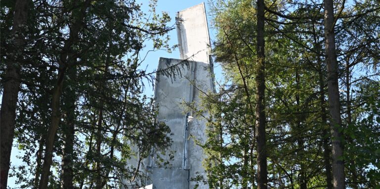 Nur noch wenige Beton-Segmente stehen von dem einst 240 Meter hohen Windrad.