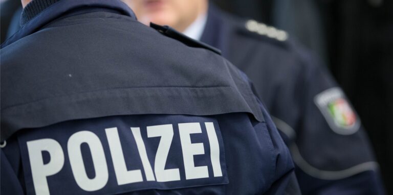 Zwei Polizisten stehen zusammen (Symbolbild).