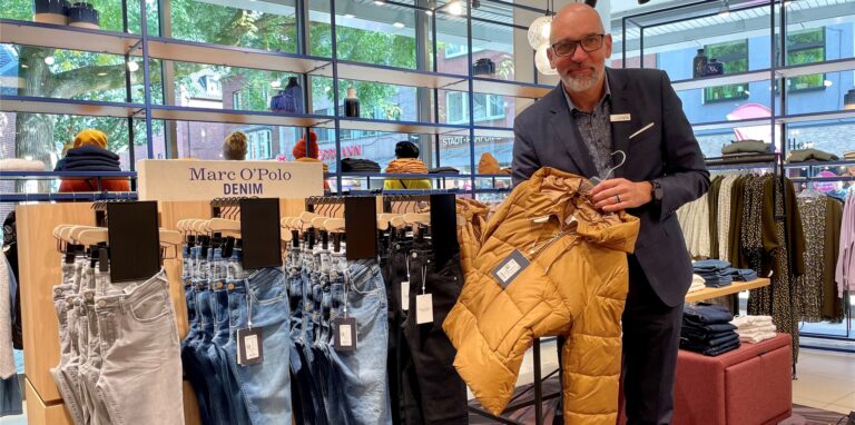 Store-Manager Thorsten Hellwig freut sich, dass im Modehaus SiNN das Warenangebot ausgebaut wurde. Neue Marken wir Marco Polo kamen in Dorsten hinzu.