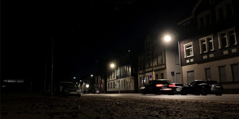 Die neue Beleuchtung entlang der Kaiserstraße: Laternenmasten vor den Häusern ersetzen die Hängelampen mittig über der Fahrbahn. Auf dem nördlichen Gehweg (links im Bild) kommt jedoch nur wenig Licht an.