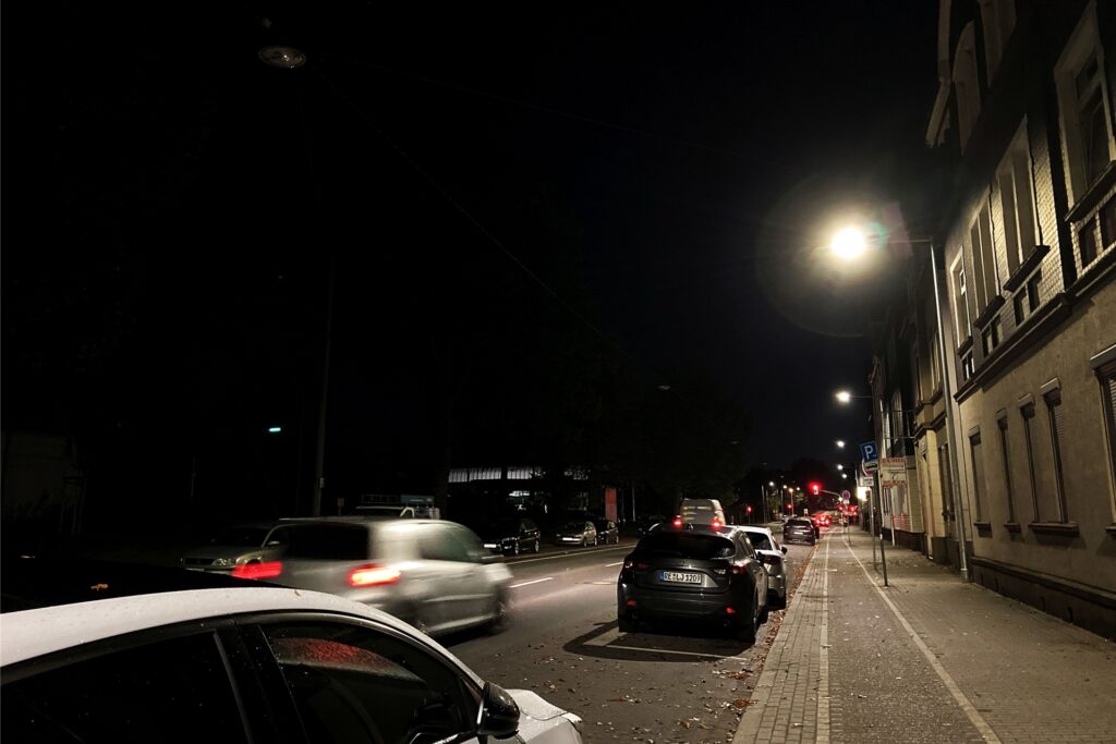 Die andere Perspektive: Der südliche Gehweg der Kaiserstraße ist hell erleuchtet, doch auf der Nordseite herrscht Dunkelheit.