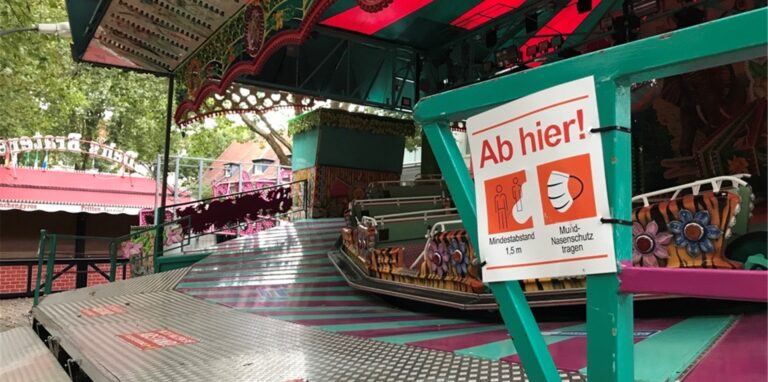 Auf Fahrgeschäften und in Schlangen herrscht auf der Familienkirmes Maskenpflicht.