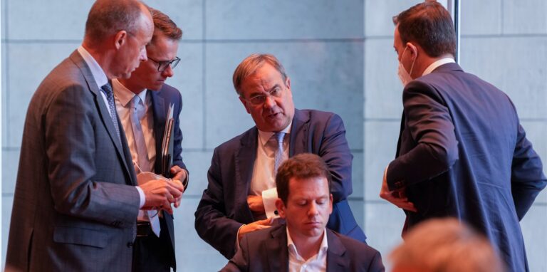 Unionskanzlerkandidat Armin Laschet (2.v.r.) steht mit CDU-Generalsekretär Paul Ziemiak (r.) und den CDU-Bundestagsabgeordneten Carsten Linnemann (2.v.l.) und Friedrich Merz nach dem Treffen der NRW-Landesgruppen im Sitzungssaal zusammen.