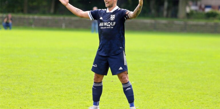Dominik Grams in Jubelpose: Wenn es nach dem Kapitän des VfB Hüls geht, soll es auch am Sonntag im Spitzenspiel gegen die TSG Dülmen so sein.