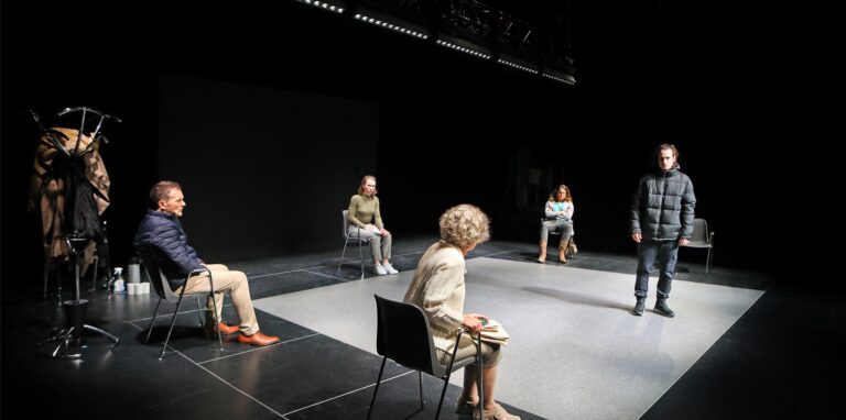 Im neuen KJT-Stück „Kein leichter Fall“ sind Requisiten kaum von Bedeutung. Das schafft den Schauspielern Raum für intensive Dialoge.
