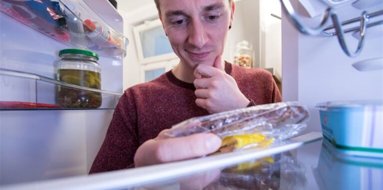 Vor dem Einkauf sollten die Vorräte in Kühlschrank und Regalen kontrolliert werden. So lassen sich unnötige Spontankäufe vermeiden.